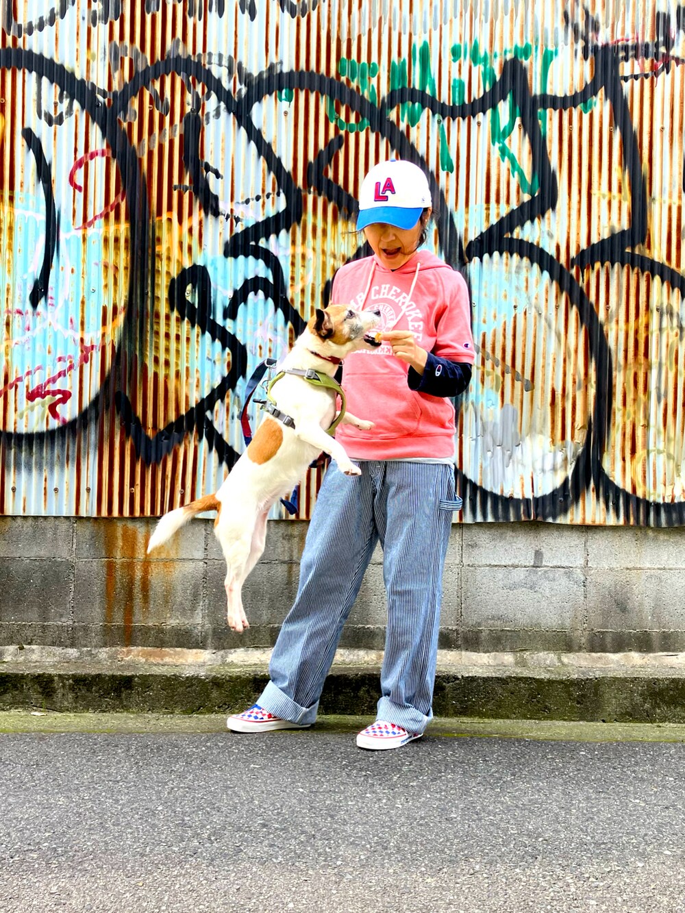 ベージュ系のTシャツ/カットソー、ブルー系のカーゴパンツ、ブルー系のスニーカーを着用したメンズの春コーディネートの2枚目の写真