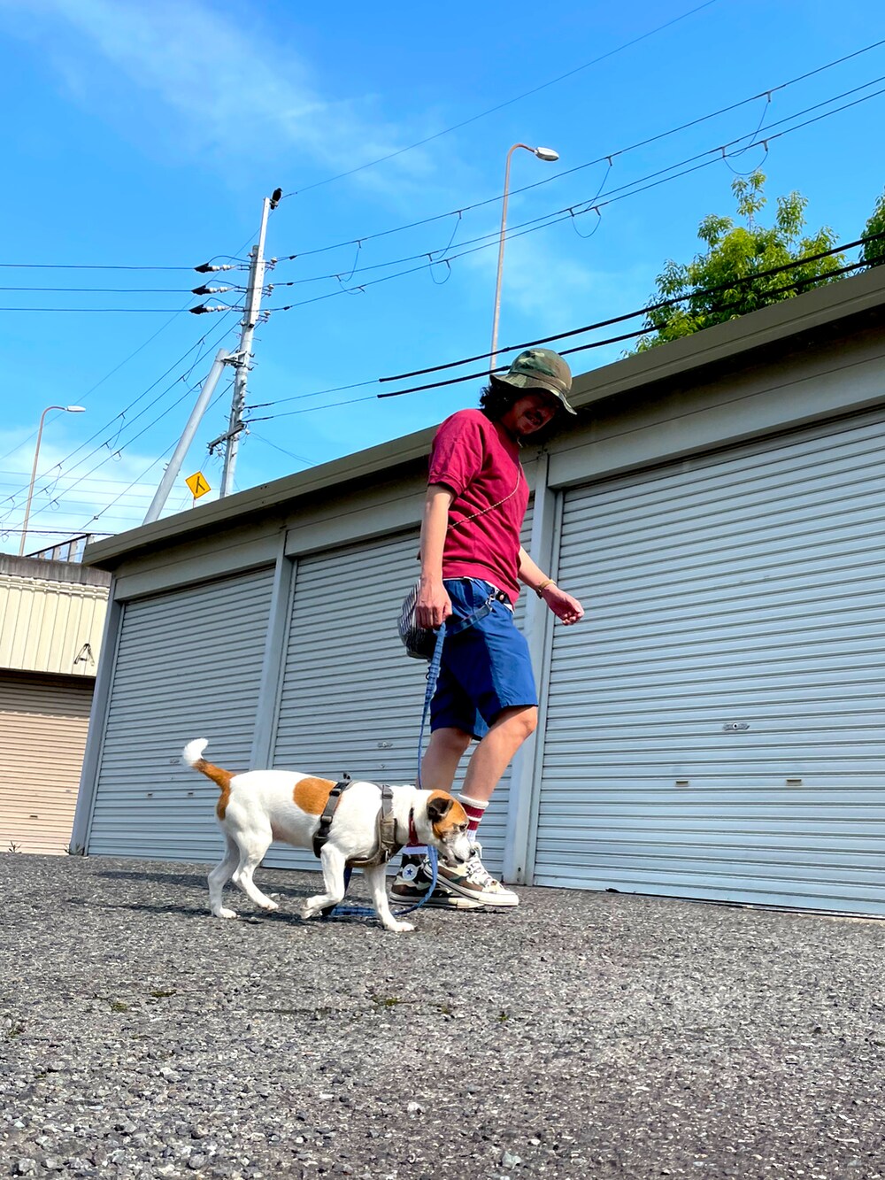 レッド系のTシャツ/カットソー、ブルー系のその他パンツ、グリーン系のスニーカーを着用したメンズの春コーディネートの2枚目の写真