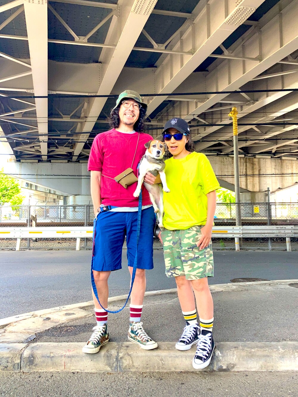 レッド系のTシャツ/カットソー、ブルー系のその他パンツ、グリーン系のスニーカーを着用したメンズの春コーディネートの4枚目の写真