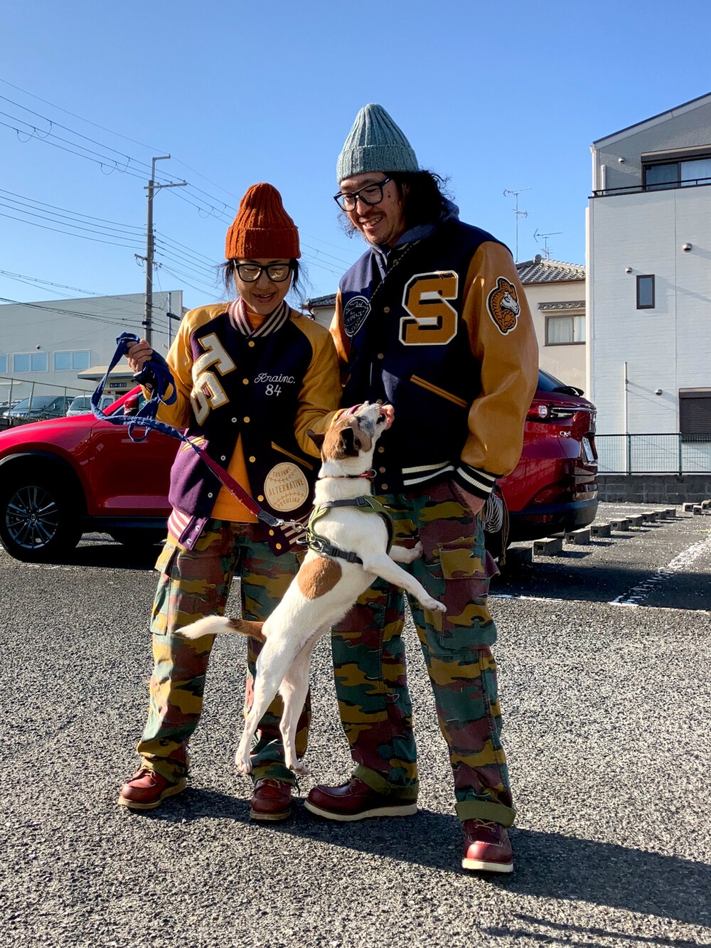 ブルー系のスタジャン、その他のカーゴパンツ、ブラウン系のブーツを着用したメンズの冬コーディネートの3枚目の写真
