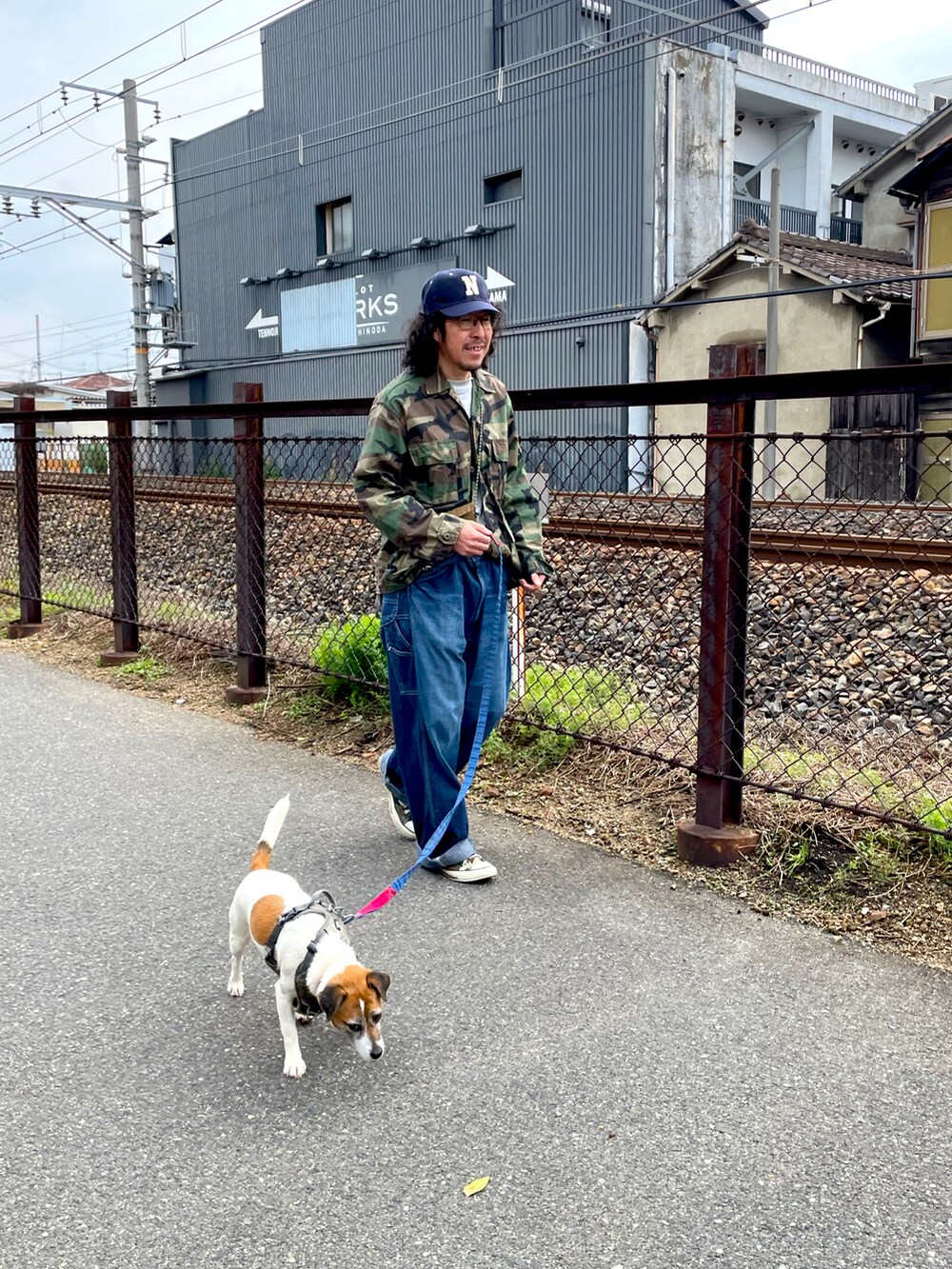 グリーン系のその他アウター、ブルー系のデニムパンツ、その他のスニーカーを着用したメンズの春コーディネートの3枚目の写真