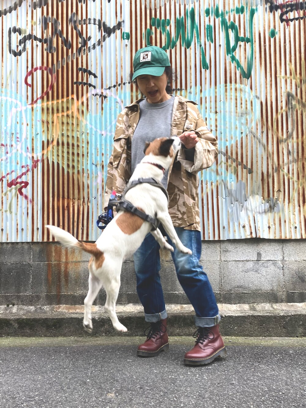 「春服、春服コーデ、春服デビュー宣言、散歩、散歩コーデ、ミリタリーコーデ、古着、カップルコーデ、夫婦、犬」｜「Leeのハット（ハット、ブルー系）」を使った、ジュニアさん（メンズ・179cm）の春コーディネートの2枚目の写真