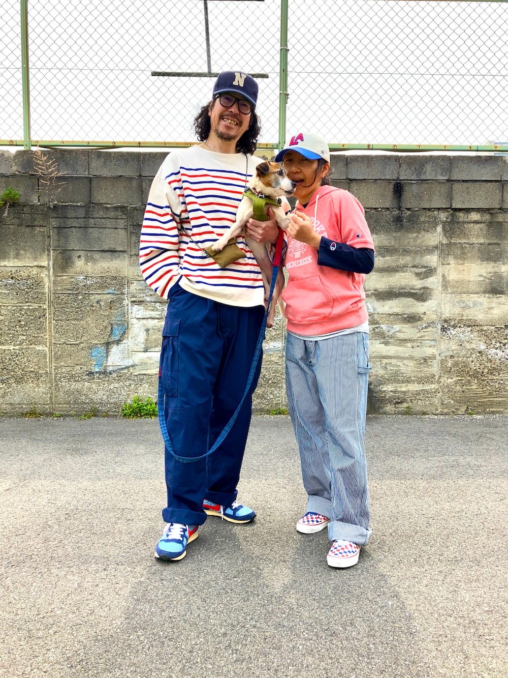 ベージュ系のTシャツ/カットソー、ブルー系のカーゴパンツ、ブルー系のスニーカーを着用したメンズの春コーディネートの3枚目の写真