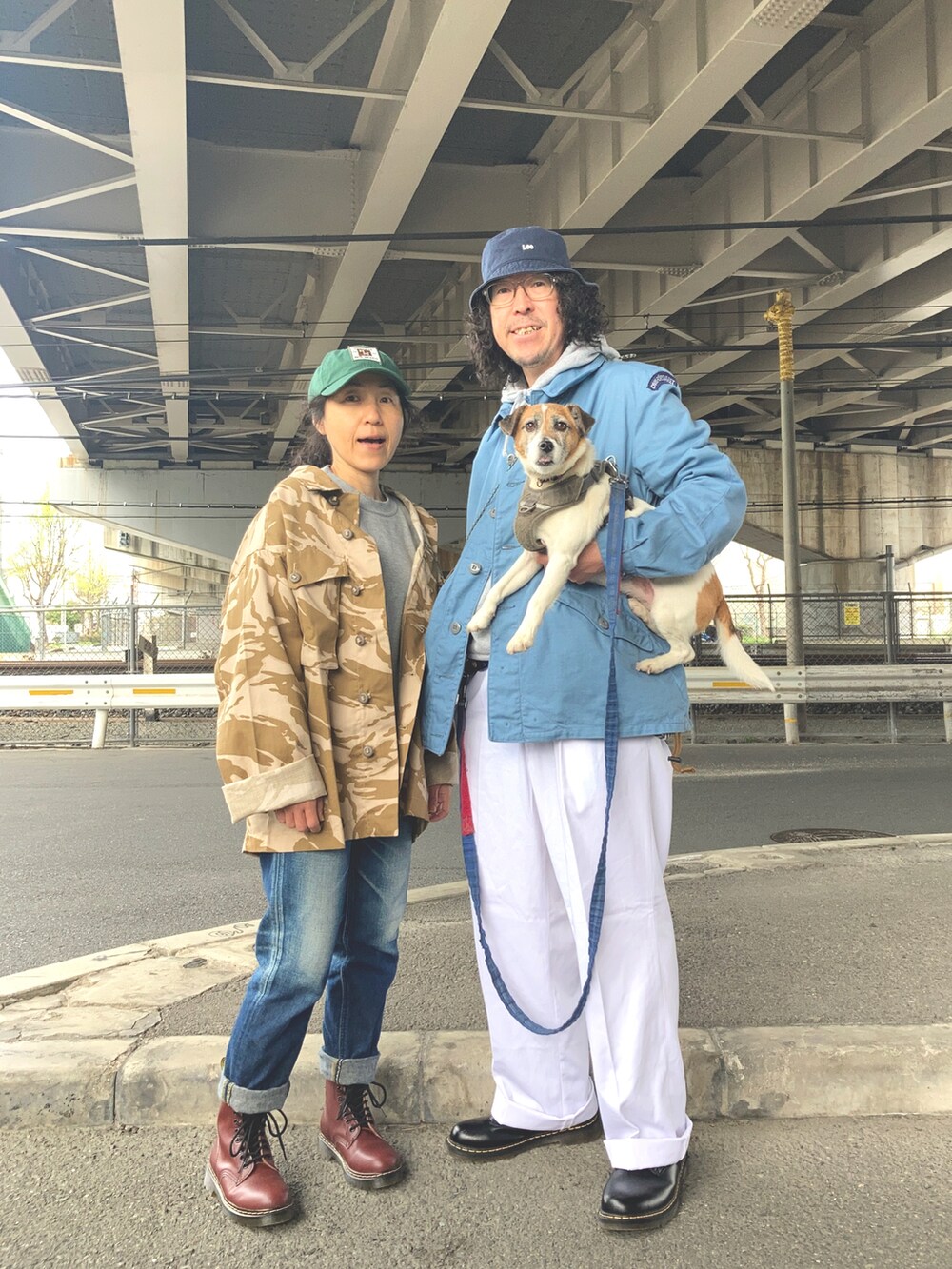 「春服、春服コーデ、春服デビュー宣言、散歩、散歩コーデ、ミリタリーコーデ、古着、カップルコーデ、夫婦、犬」｜「Leeのハット（ハット、ブルー系）」を使った、ジュニアさん（メンズ・179cm）の春コーディネートの3枚目の写真