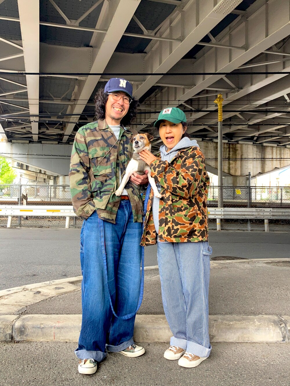 グリーン系のその他アウター、ブルー系のデニムパンツ、その他のスニーカーを着用したメンズの春コーディネートの4枚目の写真