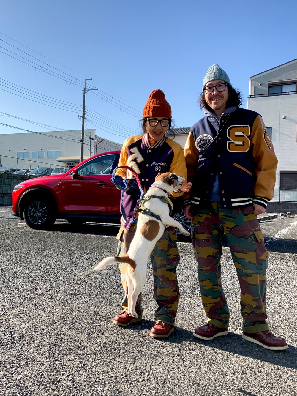 ブルー系のスタジャン、その他のカーゴパンツ、ブラウン系のブーツを着用したメンズの冬コーディネートの2枚目の写真