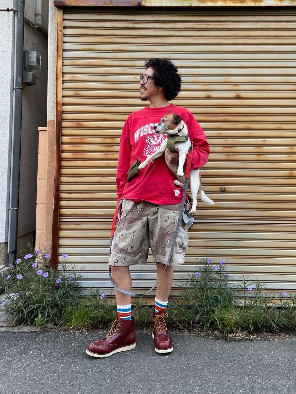 レッド系のTシャツ/カットソー、ベージュ系のカーゴパンツ、ブラウン系のブーツを着用したメンズの秋コーディネートの2枚目の写真