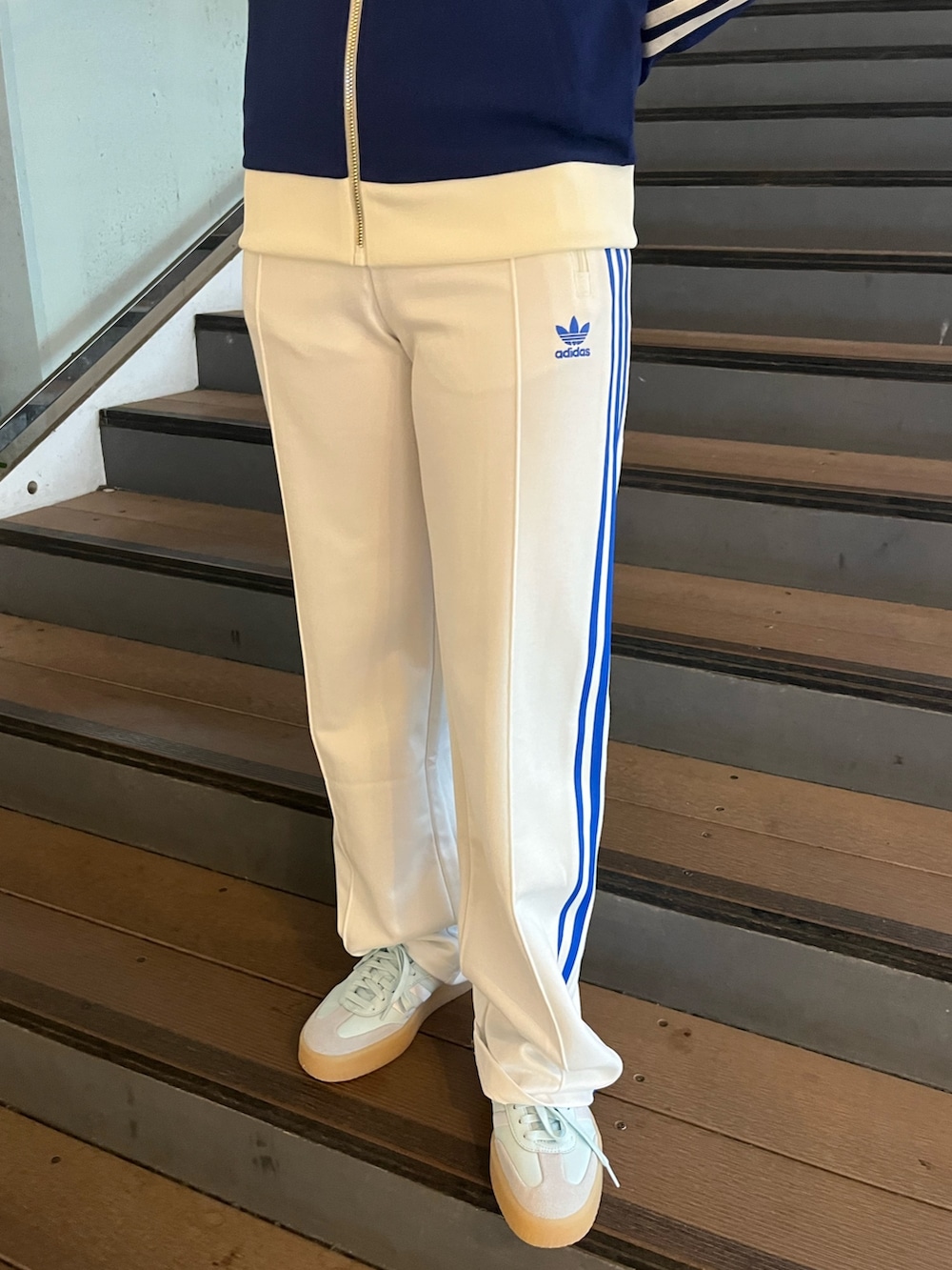「adidas、ジャージ、アディダス、adidas originals、トラックジャケット、厚底スニーカー、アディダスオリジナルス、サンバ、トラックトップ、SAMBAE」｜「adidasのプレミアム オリジナルス クレープ トラックトップ / トラックジャケット / アディダスオリジナルス adidas Originals（ジャージ、ブルー系）」を使った、HMさん（レディース・154cm）の春コーディネートの2枚目の写真