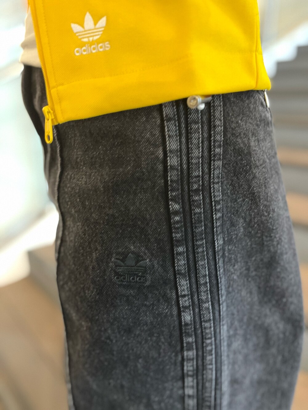 「スニーカー、adidas、ジャージ、アディダス、デニムパンツ、adidas originals、長袖Tシャツ、スーパースター、トラックトップ」｜「adidasのファッション モントリオール デニムジーンズ / アディダスオリジナルス adidas Originals（デニムパンツ、ブラック系）」を使った、HMさん（レディース・154cm）の春コーディネートの4枚目の写真