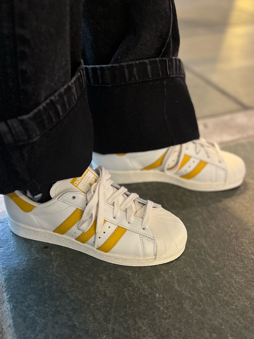 「スニーカー、adidas、ジャージ、アディダス、デニムパンツ、adidas originals、長袖Tシャツ、スーパースター、トラックトップ」｜「adidasのファッション モントリオール デニムジーンズ / アディダスオリジナルス adidas Originals（デニムパンツ、ブラック系）」を使った、HMさん（レディース・154cm）の春コーディネートの2枚目の写真