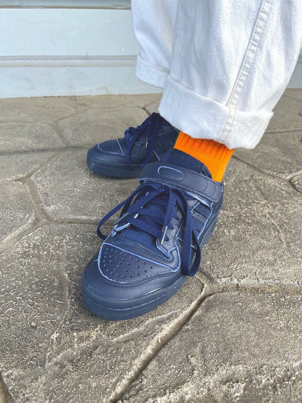 ブルー系のスニーカー、ブルー系のポロシャツを着用したレディースの夏コーディネートの3枚目の写真