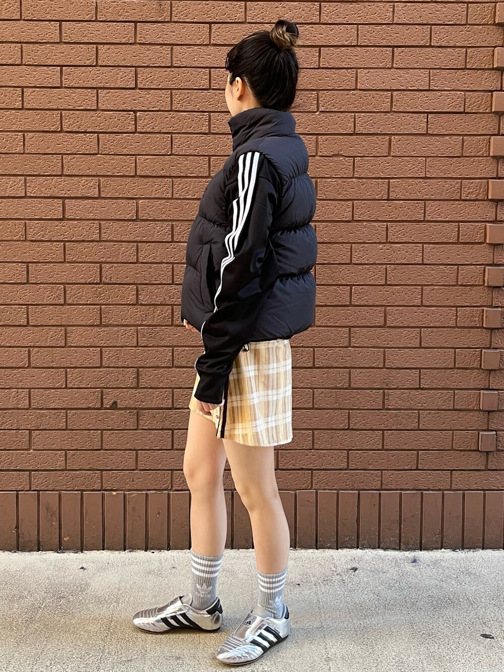 「スニーカー、ダウンベスト、adidas、ジャージ、adidas originals、トラックジャケット、タータンチェックスカート、トラックトップ、アディカラー、テコンドー」｜「adidasのアディカラー クラシックス ファイヤーバード トラックトップ（ジャージ） / アディダスオリジナルス adidas Originals（ジャージ、ブラック系）」を使った、KSさん（レディース・160cm）の冬コーディネートの2枚目の写真