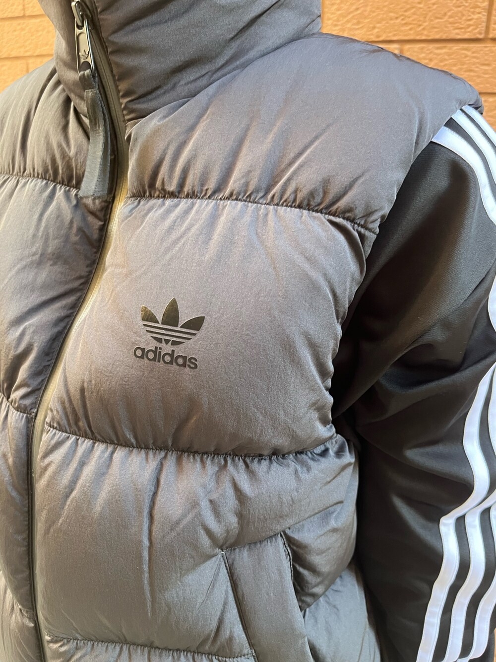 「スニーカー、ダウンベスト、adidas、ジャージ、adidas originals、トラックジャケット、タータンチェックスカート、トラックトップ、アディカラー、テコンドー」｜「adidasのアディカラー クラシックス ファイヤーバード トラックトップ（ジャージ） / アディダスオリジナルス adidas Originals（ジャージ、ブラック系）」を使った、KSさん（レディース・160cm）の冬コーディネートの3枚目の写真