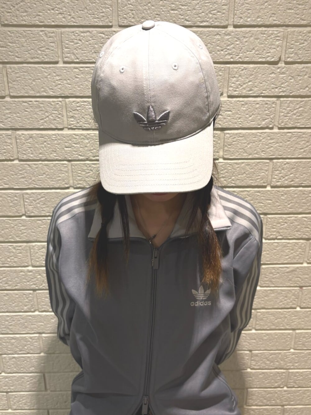 「adidas originals、ジャージ、タイトスカート、キャップ、シルバー、スポーツミックス、トラックジャケット、スニーカー」｜「adidasの総柄プリント マキシスカート / アディダスオリジナルス adidas Originals（スカート、ブラック系）」を使った、KSさん（レディース・160cm）の春コーディネートの3枚目の写真