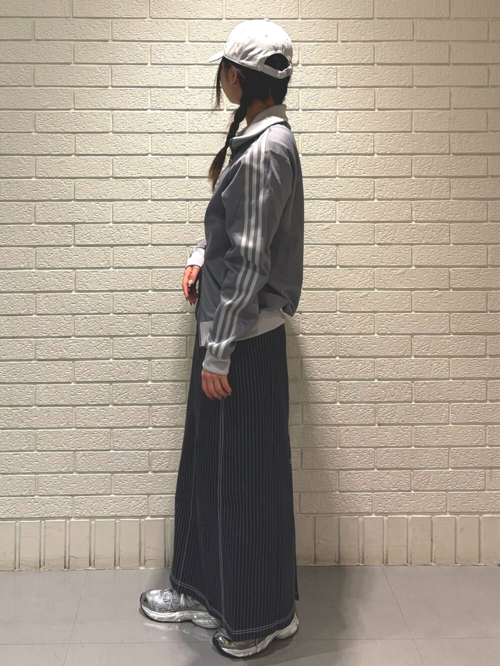 「adidas originals、ジャージ、タイトスカート、キャップ、シルバー、スポーツミックス、トラックジャケット、スニーカー」｜「adidasの総柄プリント マキシスカート / アディダスオリジナルス adidas Originals（スカート、ブラック系）」を使った、KSさん（レディース・160cm）の春コーディネートの2枚目の写真