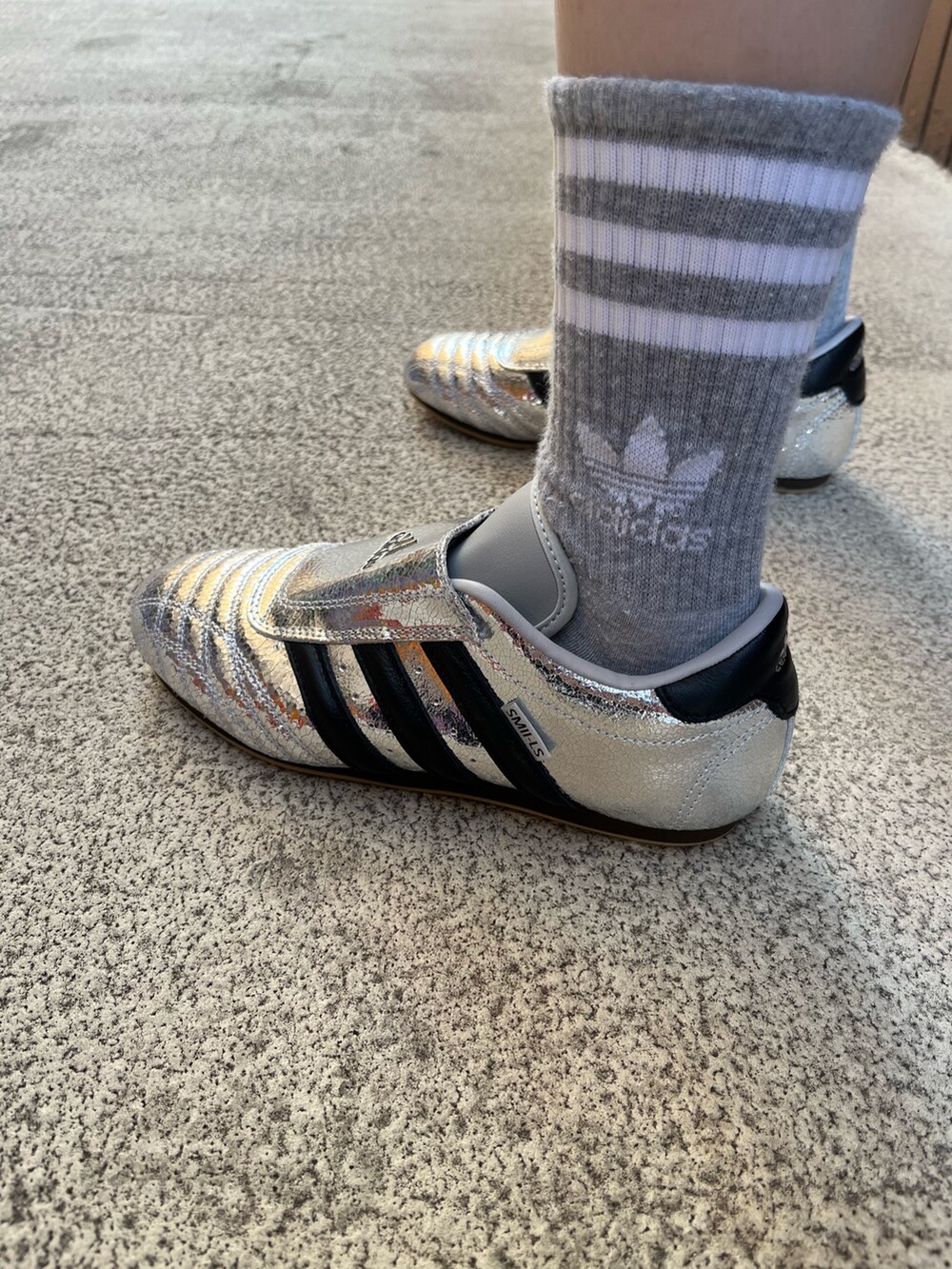 「スニーカー、ダウンベスト、adidas、ジャージ、adidas originals、トラックジャケット、タータンチェックスカート、トラックトップ、アディカラー、テコンドー」｜「adidasのアディカラー クラシックス ファイヤーバード トラックトップ（ジャージ） / アディダスオリジナルス adidas Originals（ジャージ、ブラック系）」を使った、KSさん（レディース・160cm）の冬コーディネートの4枚目の写真