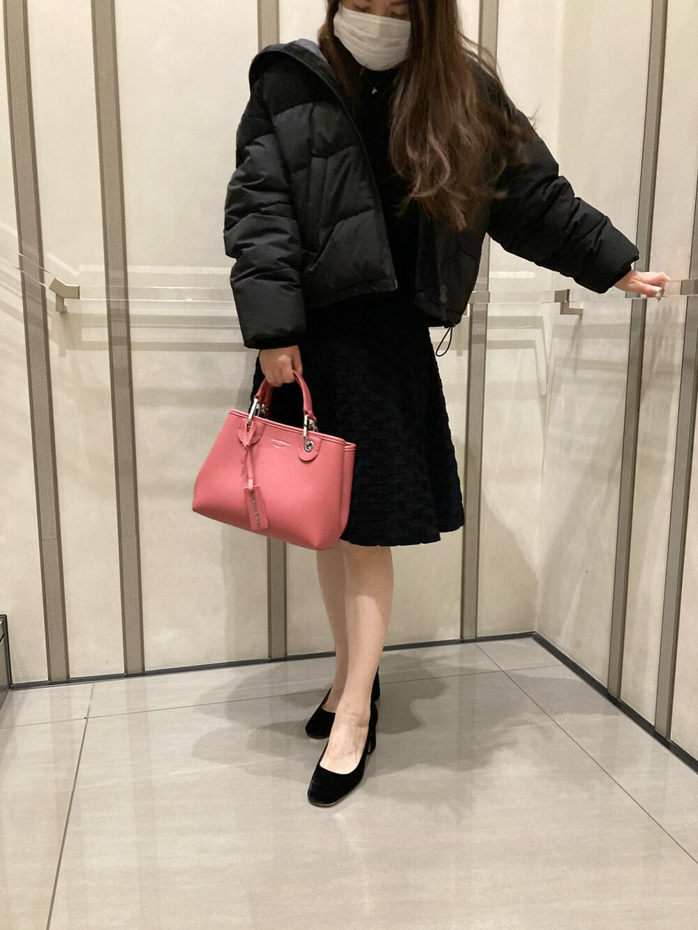 「大人カジュアル、冬ファッション、ブラック、エンポリオアルマーニ、EMPORIO ARMANI、アルマーニ、ファッションを楽しもう、ダウンコート、冬のコーデ、秋冬コーデ、休日スタイル」｜「EMPORIO ARMANIのアイテム（シューズ、ブラック系）」を使った、NEさん（レディース・158cm）の冬コーディネートの2枚目の写真