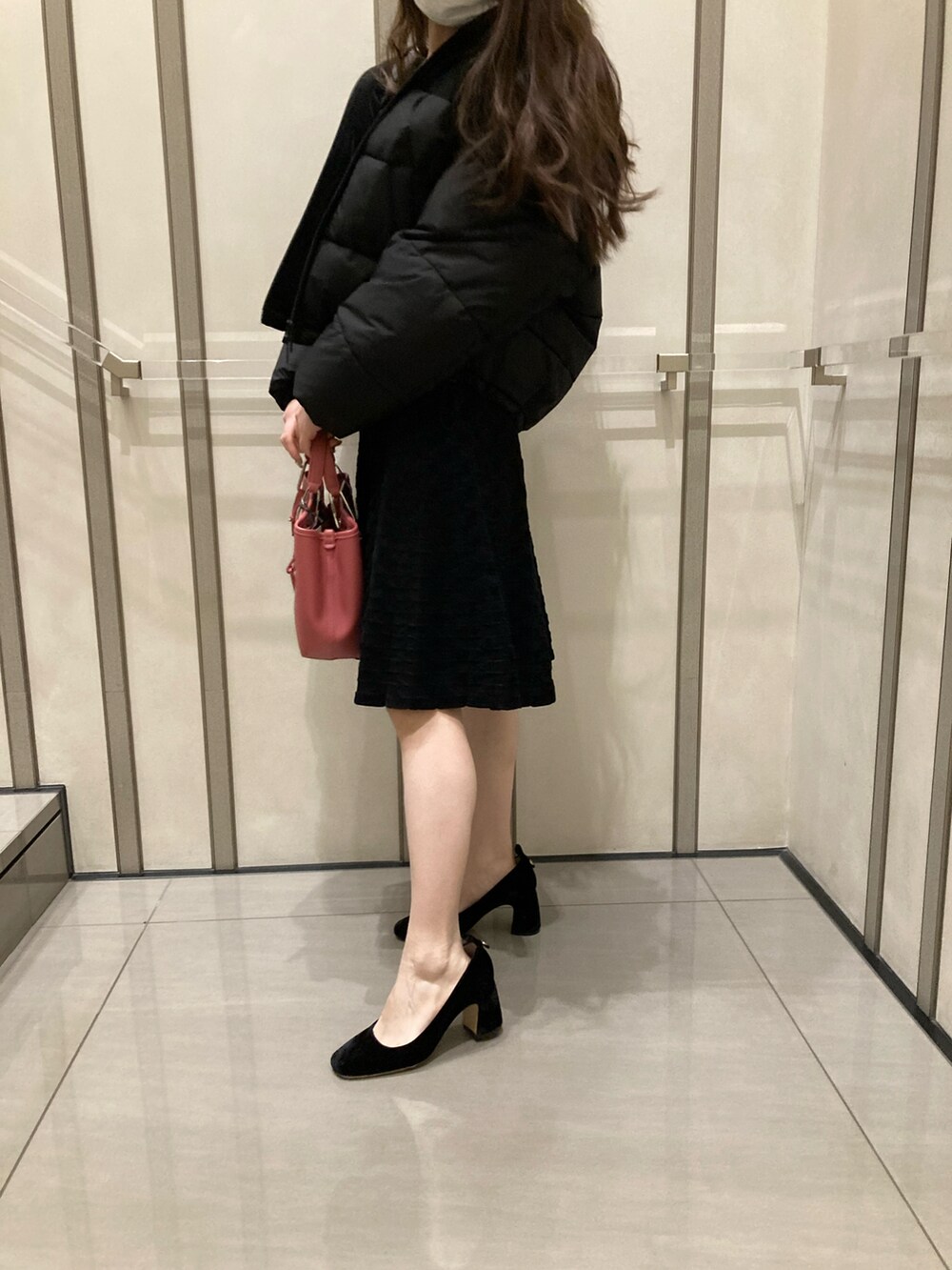 「大人カジュアル、冬ファッション、ブラック、エンポリオアルマーニ、EMPORIO ARMANI、アルマーニ、ファッションを楽しもう、ダウンコート、冬のコーデ、秋冬コーデ、休日スタイル」｜「EMPORIO ARMANIのアイテム（シューズ、ブラック系）」を使った、NEさん（レディース・158cm）の冬コーディネートの3枚目の写真