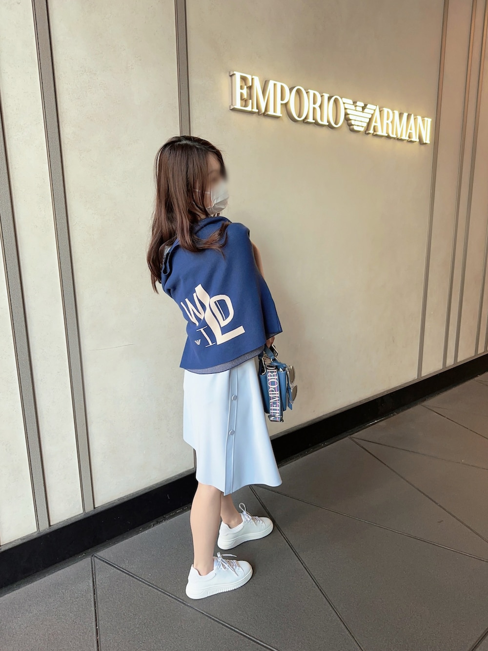 「春服デビュー宣言、シンプル、春、おでかけコーデ、エンポリオアルマーニ、EMPORIO ARMANI」|「EMPORIO ARMANIのアイテム(ワンピース/ドレス、ブルー系)」を使った、NEさん(レディース・158cm)の春コーディネートの2枚目の写真