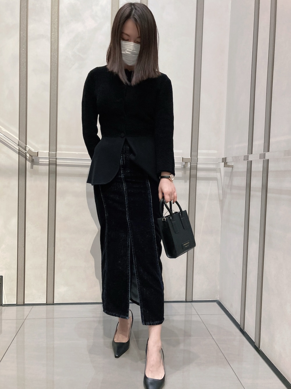 「お出かけコーデ、大人カジュアル、スカートコーデ、秋のコーデ、30代コーデ、ブラックコーデ、キレイめ、タイトスカート、お洒落さんとつながりたい、ゆるコーデ、今日のコーデ、秋冬コーデ」｜「EMPORIO ARMANIのアイテム（バッグ、ブラック系）」を使った、NEさん（レディース・158cm）の秋コーディネートの3枚目の写真