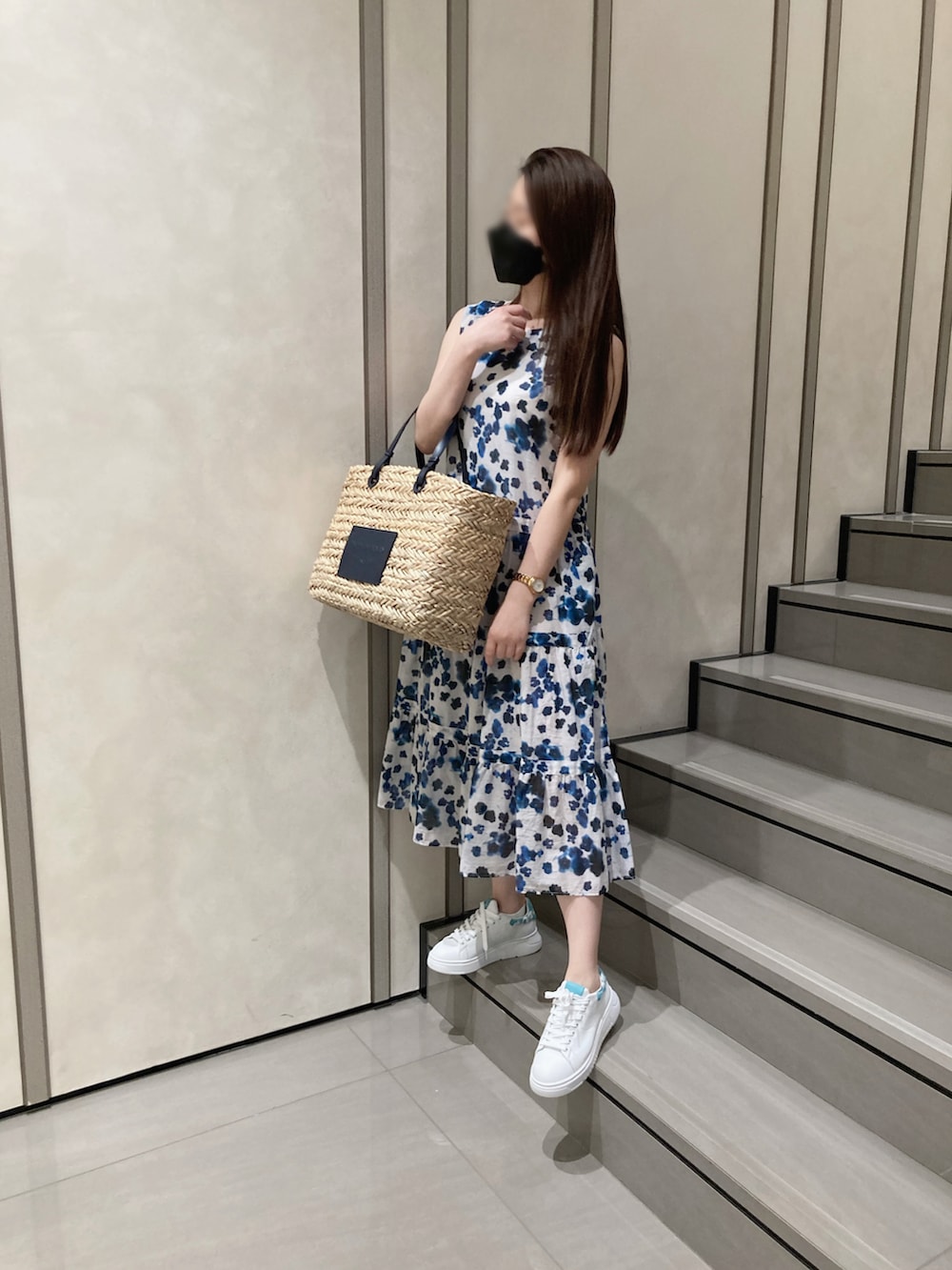 「EMPORIO ARMANI、エンポリオアルマーニ、armani、夏コーデ、ワンピース、大人カジュアル、夏ワンピース」｜「EMPORIO ARMANIのアイテム（バッグ、ベージュ系）」を使った、NEさん（レディース・158cm）の春コーディネートの3枚目の写真