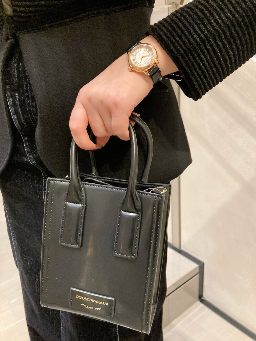 「お出かけコーデ、大人カジュアル、スカートコーデ、秋のコーデ、30代コーデ、ブラックコーデ、キレイめ、タイトスカート、お洒落さんとつながりたい、ゆるコーデ、今日のコーデ、秋冬コーデ」｜「EMPORIO ARMANIのアイテム（バッグ、ブラック系）」を使った、NEさん（レディース・158cm）の秋コーディネートの4枚目の写真