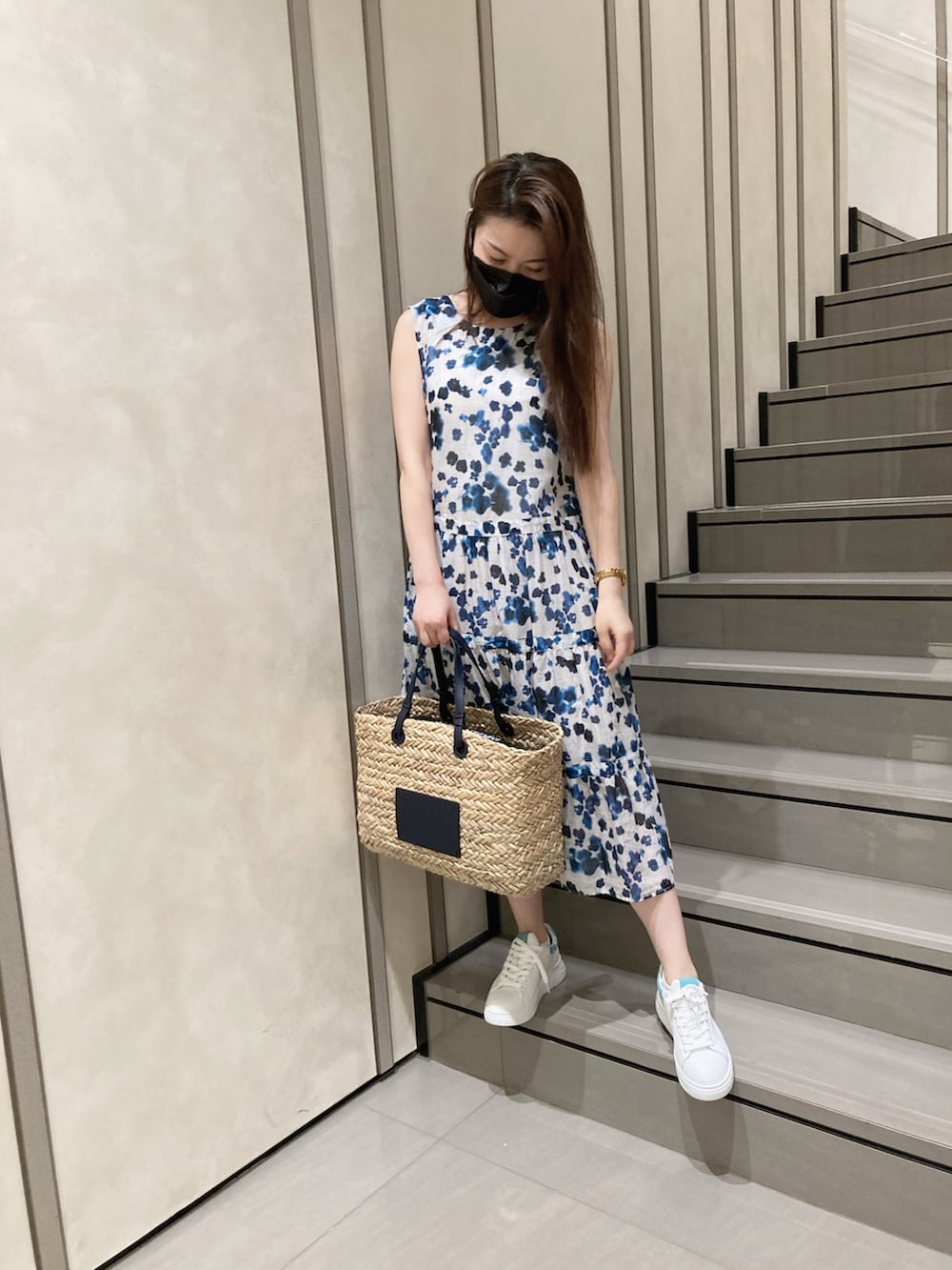 「EMPORIO ARMANI、エンポリオアルマーニ、armani、夏コーデ、ワンピース、大人カジュアル、夏ワンピース」｜「EMPORIO ARMANIのアイテム（バッグ、ベージュ系）」を使った、NEさん（レディース・158cm）の春コーディネートの2枚目の写真