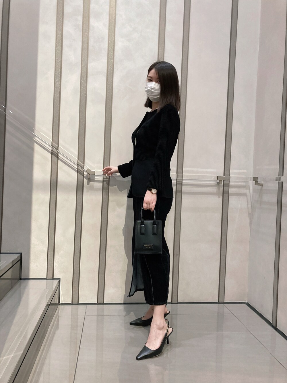 「お出かけコーデ、大人カジュアル、スカートコーデ、秋のコーデ、30代コーデ、ブラックコーデ、キレイめ、タイトスカート、お洒落さんとつながりたい、ゆるコーデ、今日のコーデ、秋冬コーデ」｜「EMPORIO ARMANIのアイテム（バッグ、ブラック系）」を使った、NEさん（レディース・158cm）の秋コーディネートの2枚目の写真