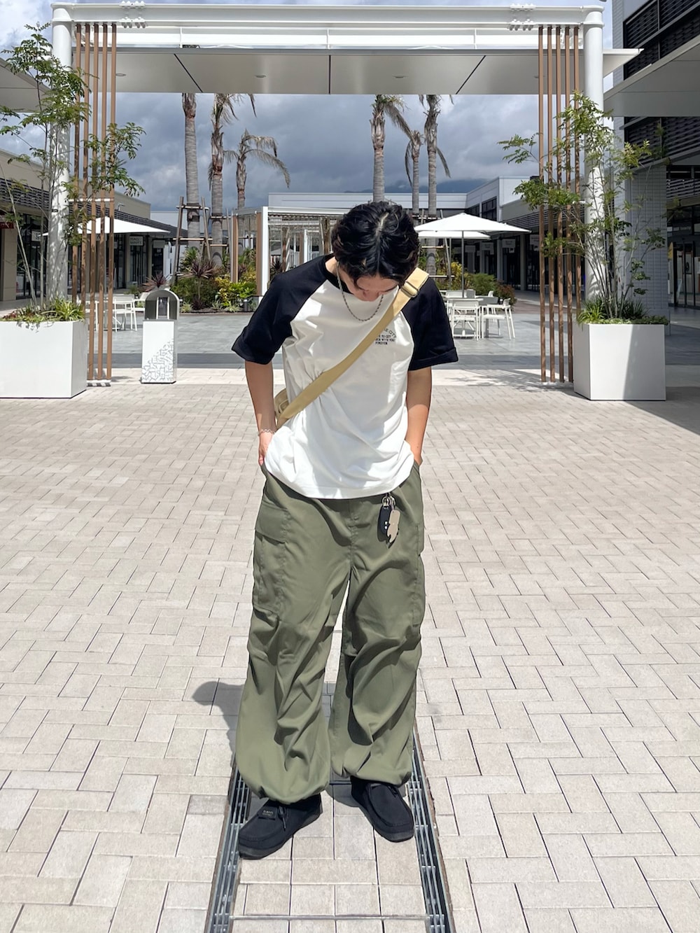 「みんなの白Tフェス、お出かけコーデ、フェススタイル、夏セールで買いました、ビッグシルエット、ロゴT、夏コーデ、休日スタイル、プチプラ、ストリート、ラグランTシャツ、カーゴパンツ、相互フォロー、フォローミー、いいね返し」｜「CPCMの胸1ポイント刺繍ラグランT（Tシャツ/カットソー、ブラック系）」を使った、Ryota Iijimaさん（メンズ・172cm）の夏コーディネートの2枚目の写真