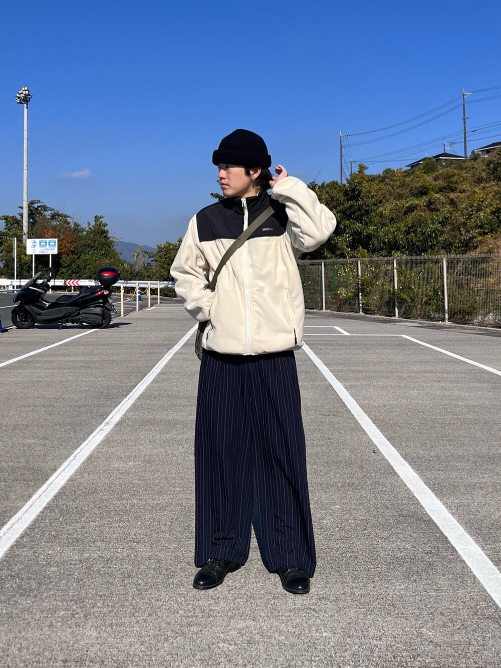 「新星WEARISTAにエントリー、おしゃ見えテクニック、スラックス、キャップ、冬アウター、休日スタイル、クリスマスに着たい服、ニット帽、マイベストコーデ2023、お出かけコーデ、プチプラ、ワイドパンツ、ショルダーバッグ、レザー、ダウンジャケット」｜「Dickiesの1ポイント刺繍ロゴワッペンニットキャップ（ニットキャップ/ビーニー、グリーン系）」を使った、Ryota Iijimaさん（メンズ・172cm）の冬コーディネートの2枚目の写真