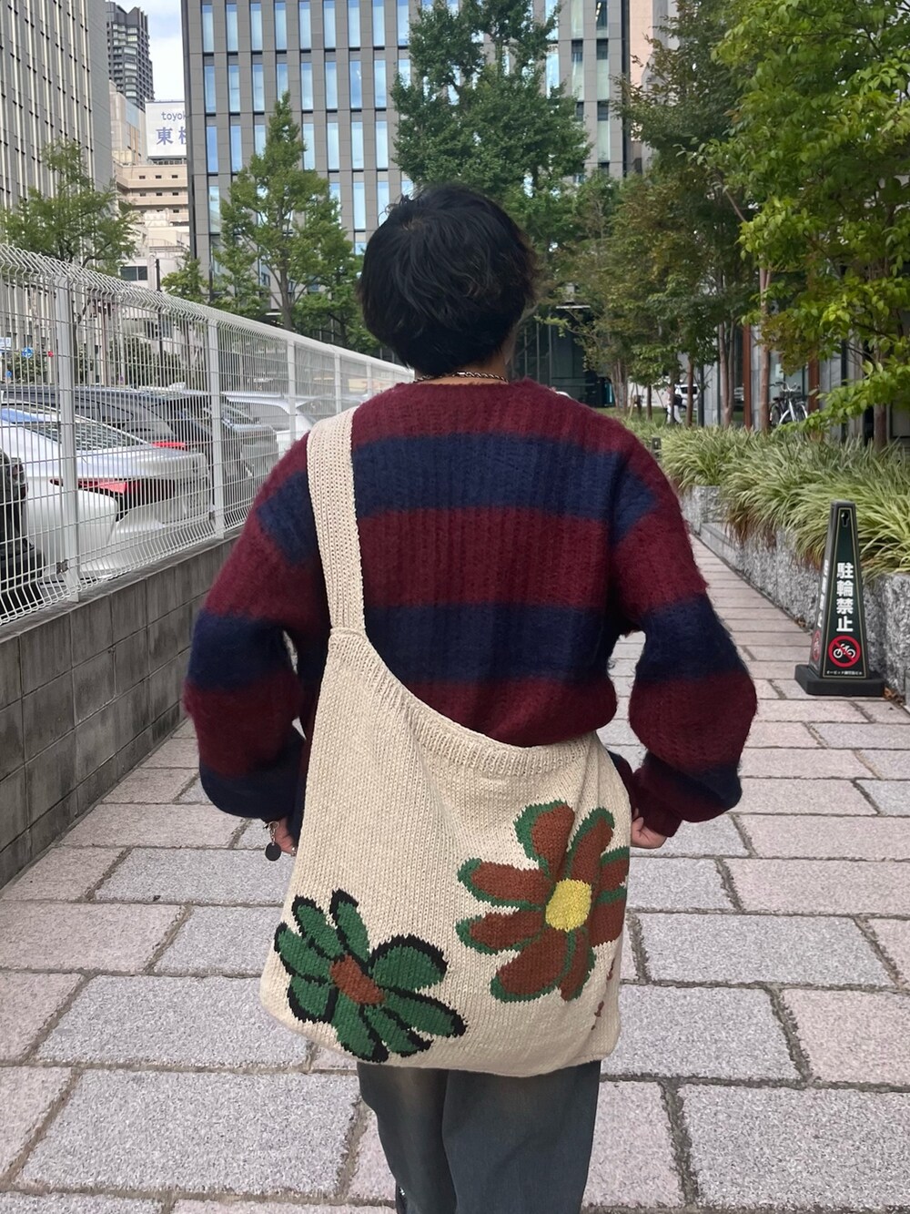 「秋服まるっと大公開、ショルダーバッグ、ベージュ、お出かけコーデ、シンプルコーデ、ワイドパンツ、メガネ男子、休日スタイル、デニム、ニット、ハロウィン、ローファー、相互フォロー、いいね返し、フォローミー」｜「CPCMの畦編みボーダーニットプルオーバー（ニット/セーター、レッド系）」を使った、Ryota Iijimaさん（メンズ・172cm）の秋コーディネートの2枚目の写真