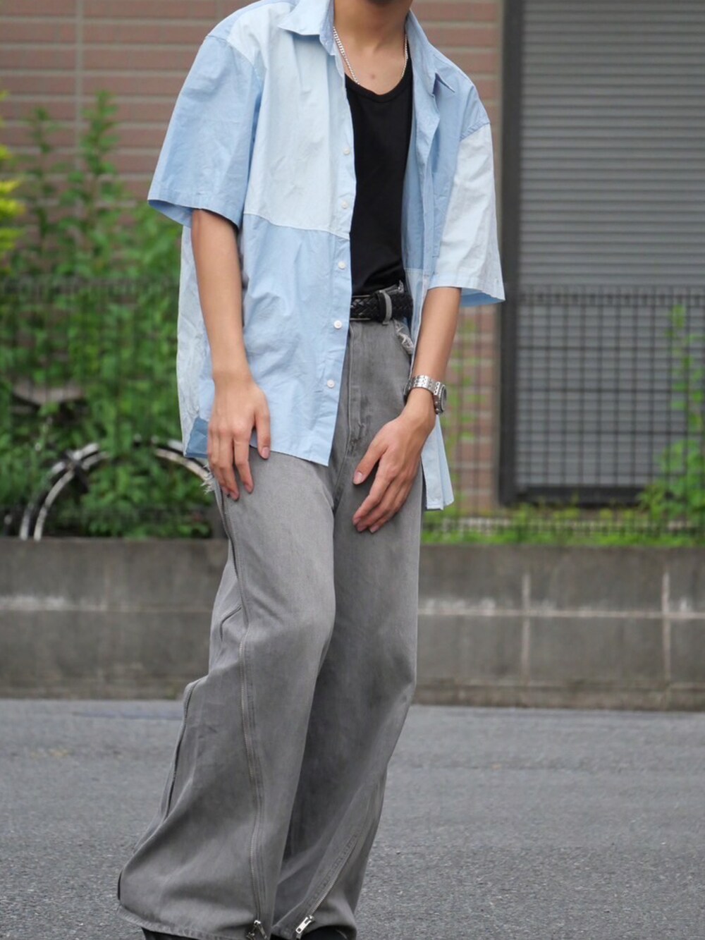 グレー系のデニムパンツ、ブルー系のシャツ/ブラウス、ブラック系のタンクトップを着用したメンズの春コーディネートの2枚目の写真