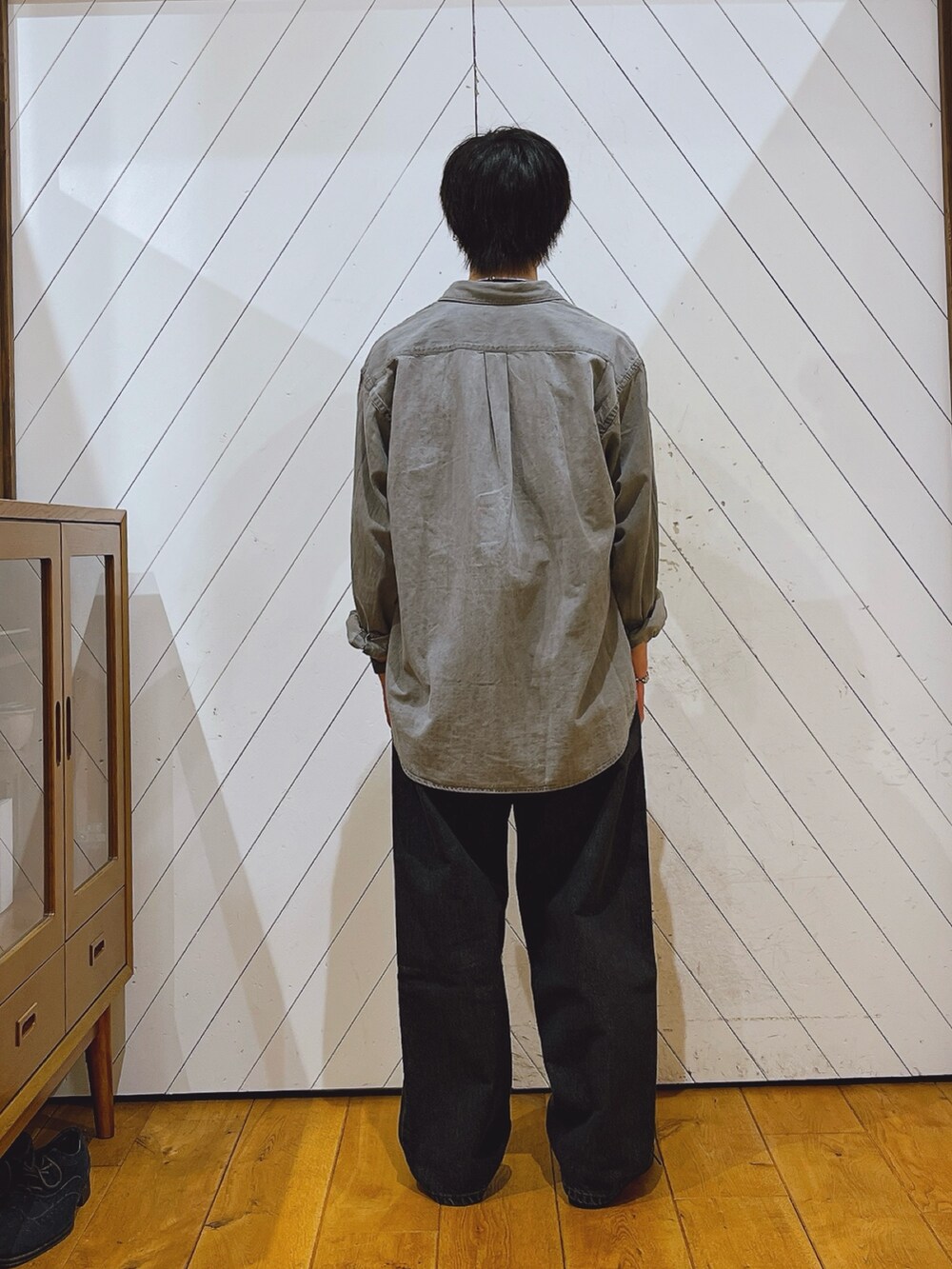 グレー系のシャツ/ブラウス、ブラック系のデニムパンツ、ブラック系のスニーカーを着用したメンズの秋コーディネートの3枚目の写真