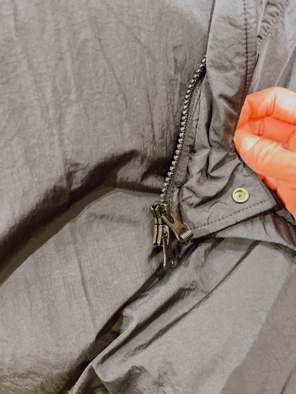 グリーン系のTシャツ/カットソー、ブラック系のブルゾン、ブラック系のその他パンツを着用したメンズの冬コーディネートの3枚目の写真