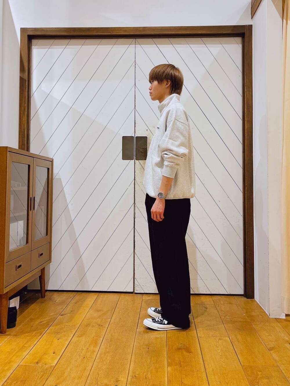 ブルー系のデニムパンツ、ホワイト系のスウェットを着用したメンズの秋コーディネートの2枚目の写真