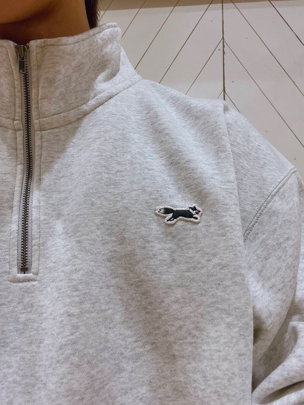 ブルー系のデニムパンツ、ホワイト系のスウェットを着用したメンズの秋コーディネートの3枚目の写真