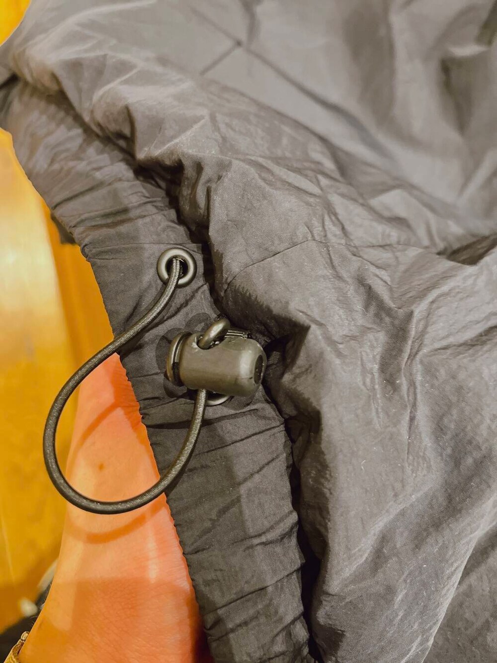 グリーン系のTシャツ/カットソー、ブラック系のブルゾン、ブラック系のその他パンツを着用したメンズの冬コーディネートの2枚目の写真