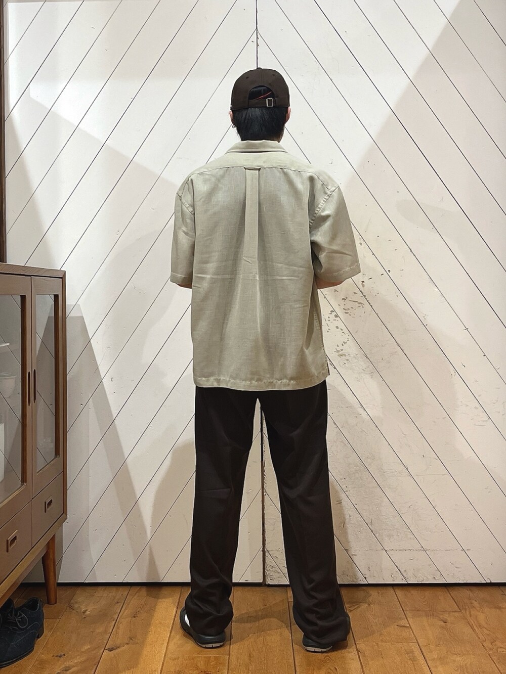 ホワイト系のシャツ/ブラウス、グレー系のその他パンツ、ブラック系のサンダルを着用したメンズの秋コーディネートの3枚目の写真