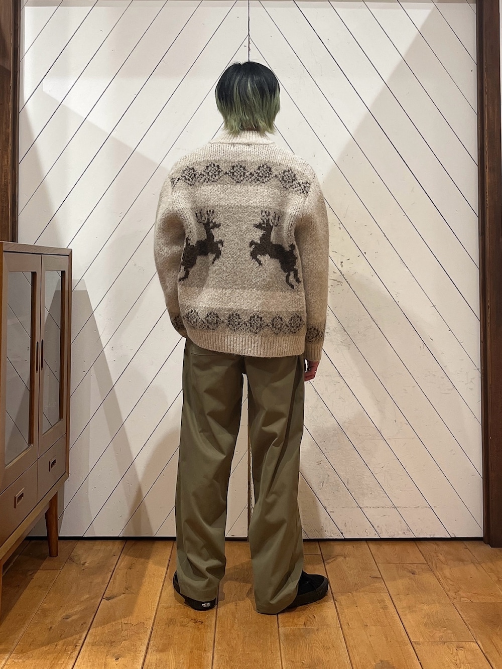 ベージュ系のカーディガン/ボレロ、ベージュ系のその他パンツを着用したメンズの冬コーディネートの2枚目の写真