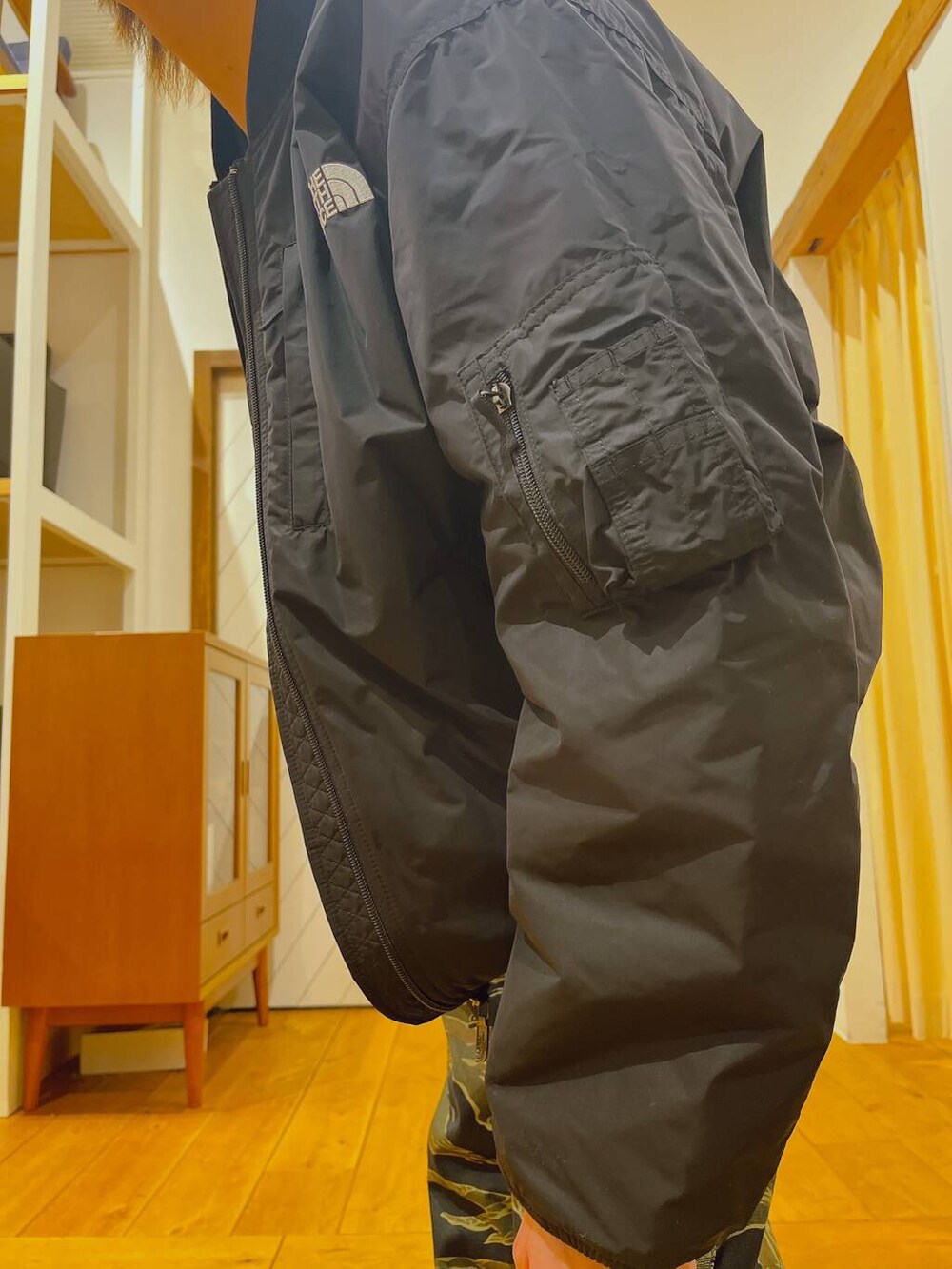 ブラック系のニット/セーター、ブラック系のブルゾンを着用したメンズの冬コーディネートの5枚目の写真