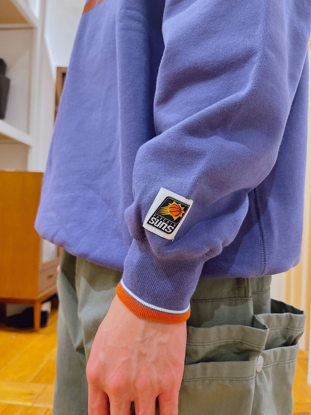 パープル系のスウェット、グレー系のその他パンツを着用したメンズの秋コーディネートの3枚目の写真