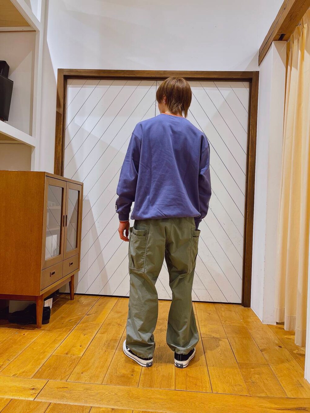 パープル系のスウェット、グレー系のその他パンツを着用したメンズの秋コーディネートの2枚目の写真