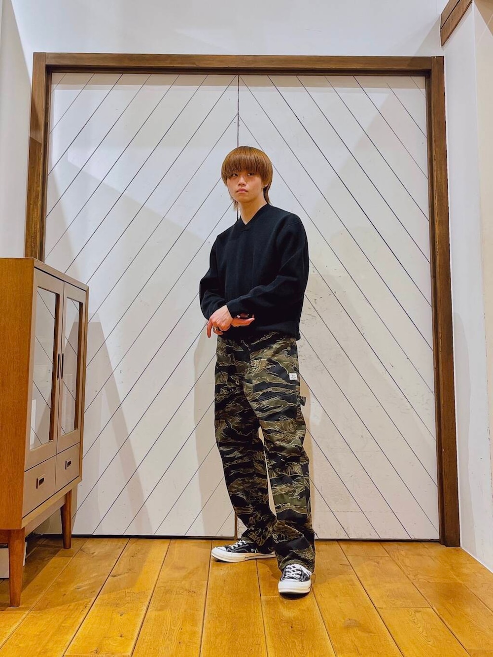 ブラック系のニット/セーター、ブラック系のブルゾンを着用したメンズの冬コーディネートの4枚目の写真