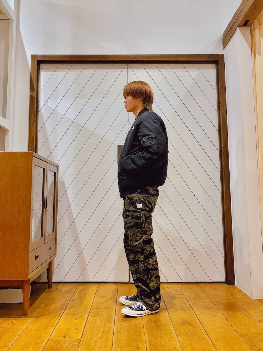 ブラック系のニット/セーター、ブラック系のブルゾンを着用したメンズの冬コーディネートの2枚目の写真