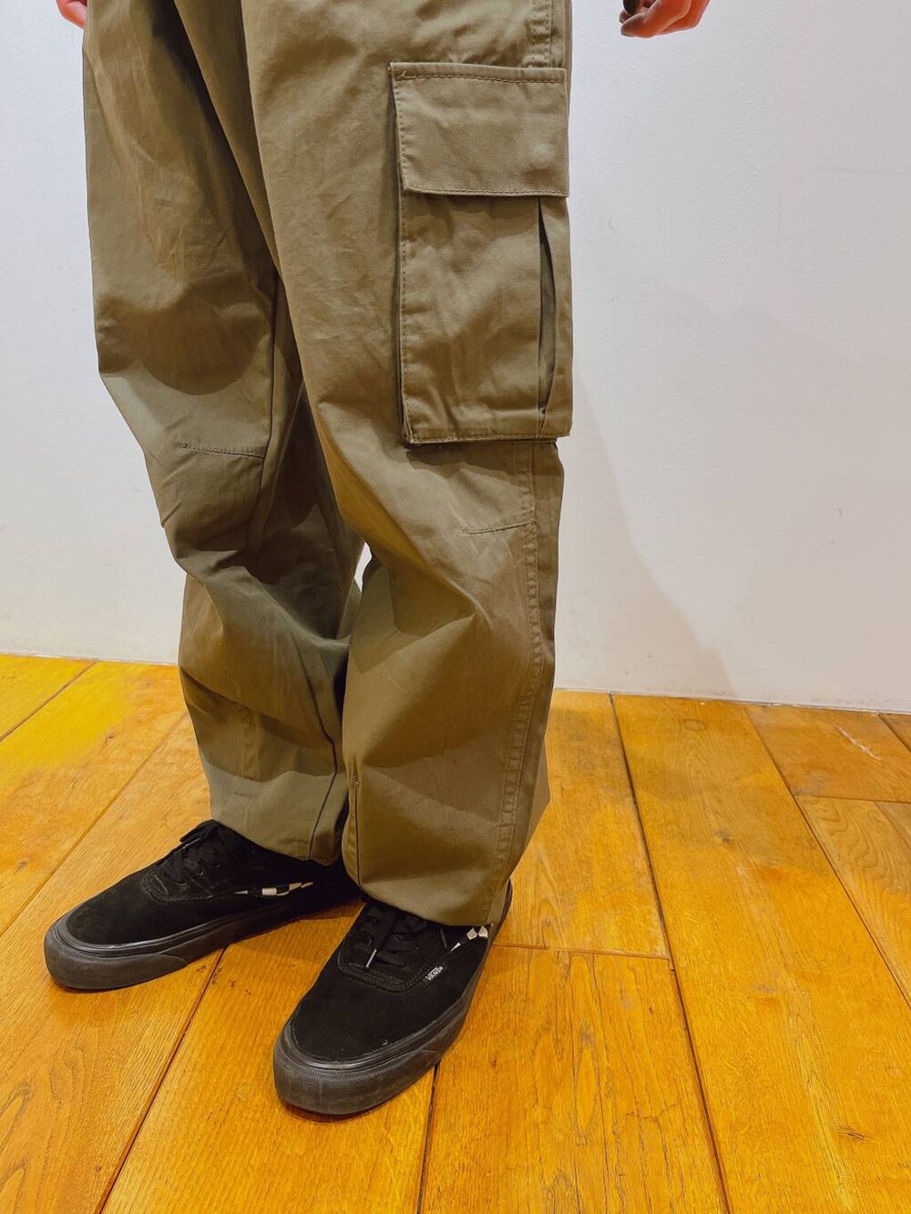 グリーン系のその他パンツ、ブラック系のスウェットを着用したメンズの秋コーディネートの4枚目の写真