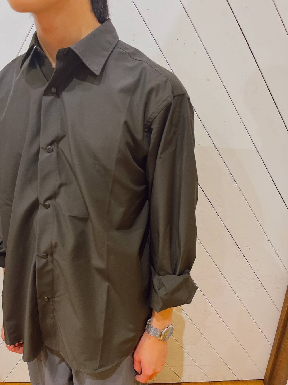 グレー系のシャツ/ブラウス、グレー系のその他パンツ、ブラック系のスニーカーを着用したメンズの秋コーディネートの2枚目の写真