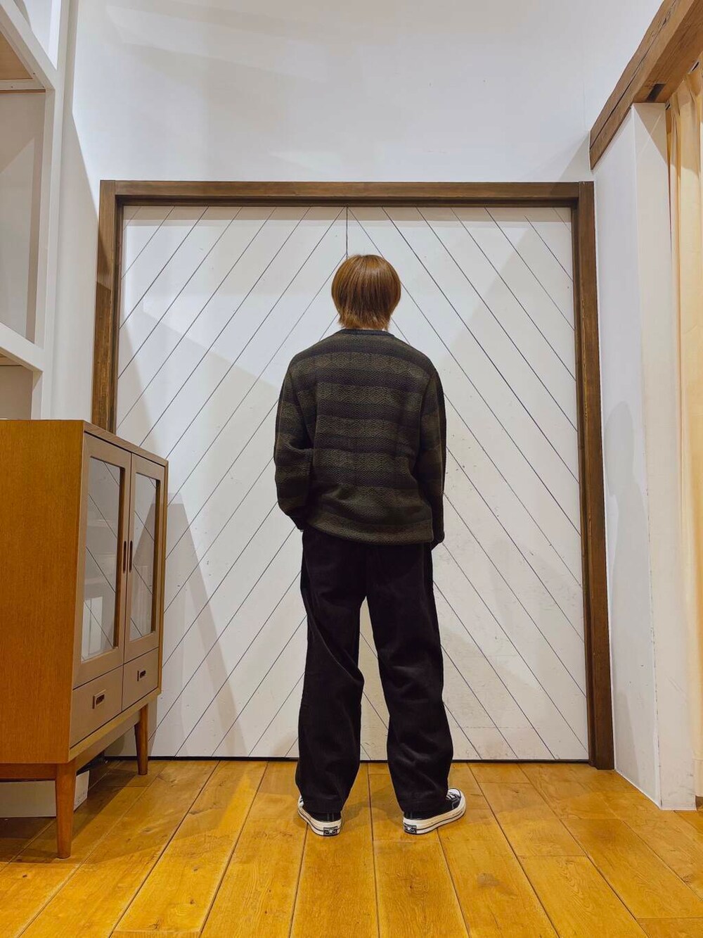 グレー系のその他パンツ、ブルー系のニット/セーターを着用したメンズの秋コーディネートの2枚目の写真