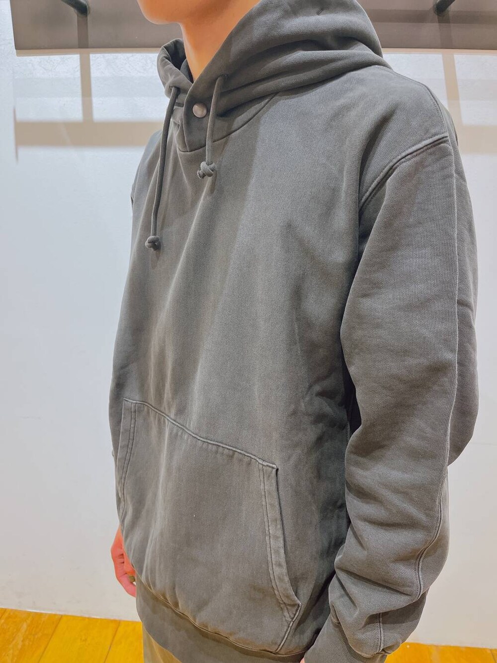 グリーン系のその他パンツ、ブラック系のスウェットを着用したメンズの秋コーディネートの3枚目の写真