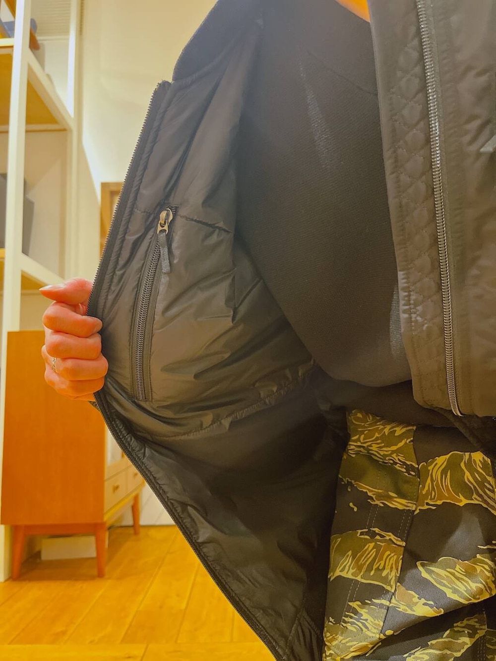 ブラック系のニット/セーター、ブラック系のブルゾンを着用したメンズの冬コーディネートの6枚目の写真