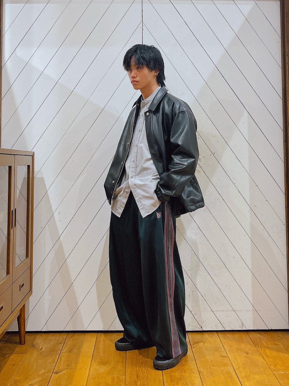 ブラック系のその他アウター、グリーン系のスウェットパンツを着用したメンズの秋コーディネートの2枚目の写真